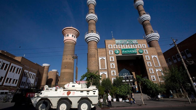 资料图片:装甲运兵车停在新疆省乌鲁木齐市一座清真寺外。(美联社)
