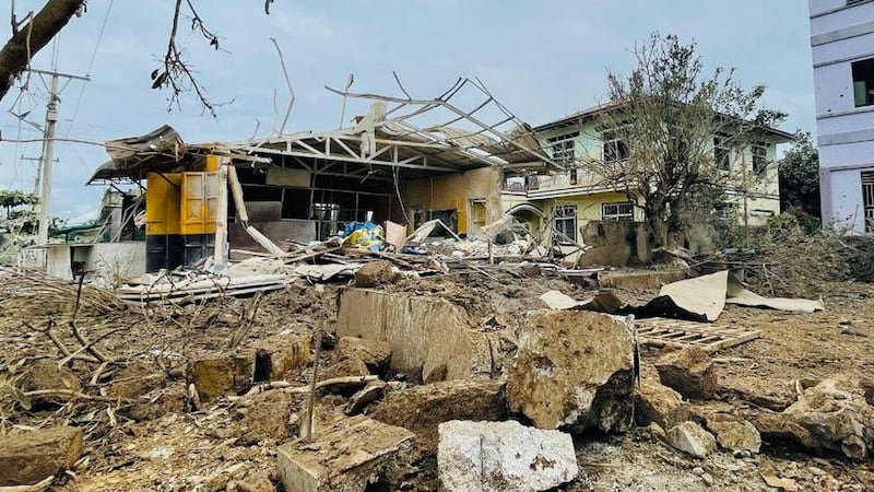 ရှမ်းပြည်နယ်မြောက်ပိုင်း နောင်ချိုမြို့ကို စစ်ကောင်စီတပ်က လေကြောင်းဖြင့် ဗုံးကြဲခဲ့သဖြင့် ပျက်စီးသွားသည့် အဆောက်အအုံတစ်ခုကို ၂၀၂၄ ခုနှစ်၊ စက်တင်ဘာလ ၁၆ ရက်‌နေ့က TNLA မှ ထုတ်ပြန်ထားစဉ်။ (Photo: Telegram/ PSLF/TNLA News)