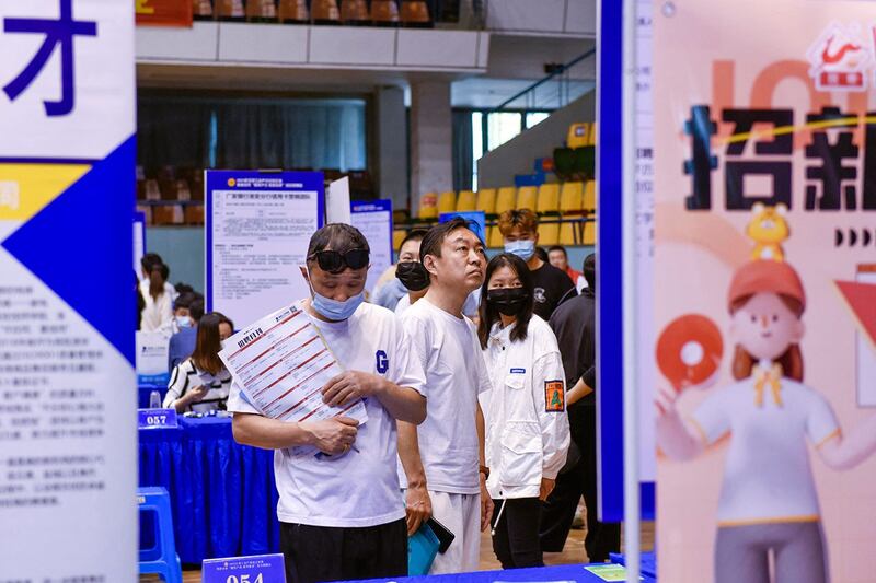 2023年5月26日,求职者在江苏省淮安市参加招聘会。(法新社)