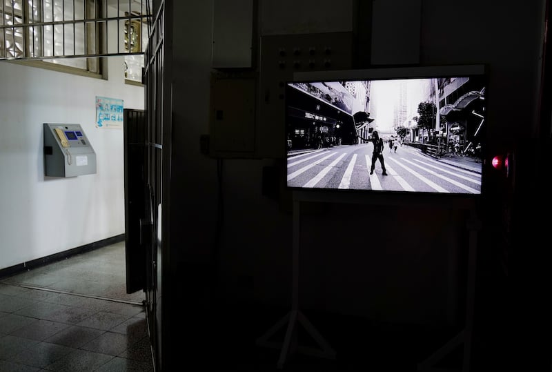 台國家人權博物館首次開放戒嚴時期關押政治犯的監倉，港流亡藝術家黃國才獲邀設「和勇光時」藝術展。（淳音 攝）