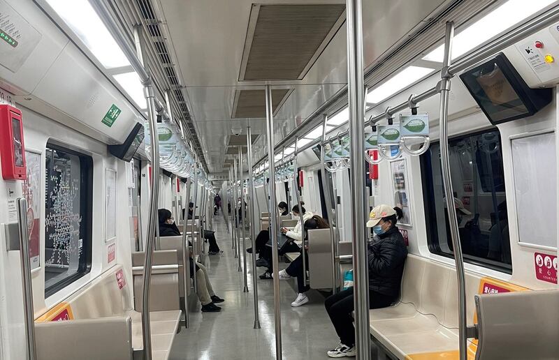 北京地铁车厢内,乘客人数大为减少。(网上截图/古亭提供)