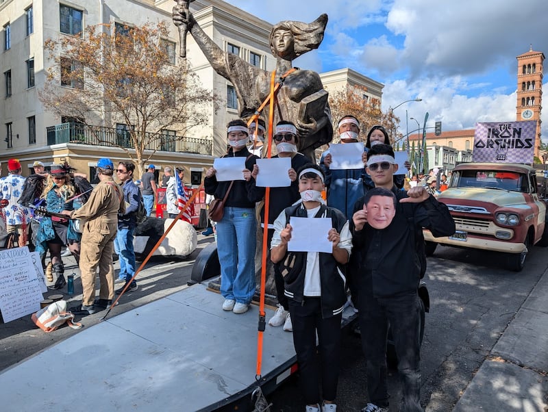 民运人士参加帕萨迪纳捣蛋节游行的情形(王中伟提供)