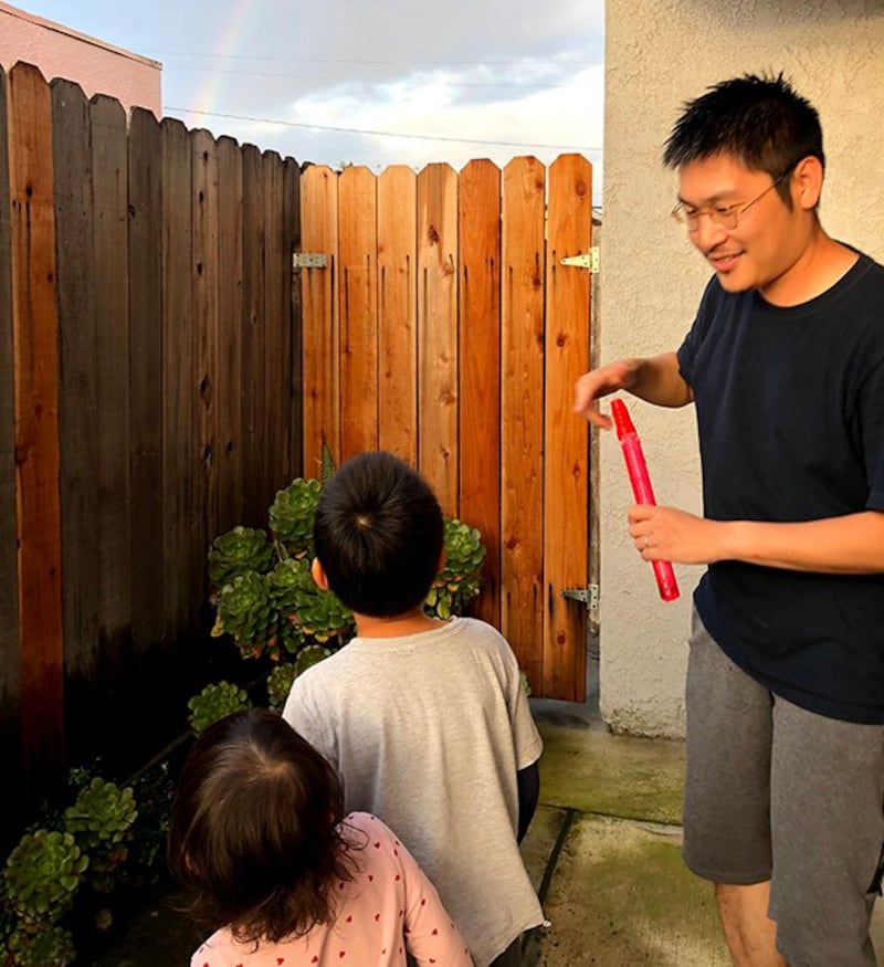 刘力朋一家定居美国。他正与中国数字时代合作,将公开审核员工作日志。(由刘力朋提供自由亚洲电台)