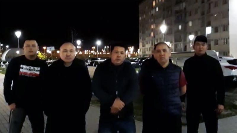 阿塔珠儿特组织成员请求哈国政府接受两名逃亡者避难申请。(志愿者提供/记者乔龙)