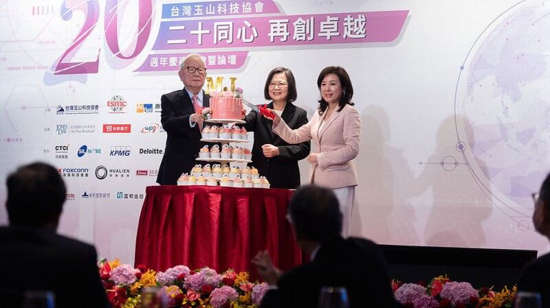 台湾总统蔡英文(中)与台积电创办人张忠谋(左)出席台湾玉山科技20周年庆祝大会暨论坛。(台湾总统府)