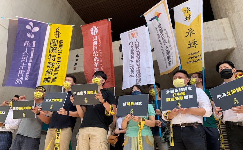 台湾公民团体在“国际强迫失踪者日”召开记者会,要求中国依法在明年四月释放李明哲,也要求台湾政府向对岸交涉,确保如期获释。(记者夏小华摄)