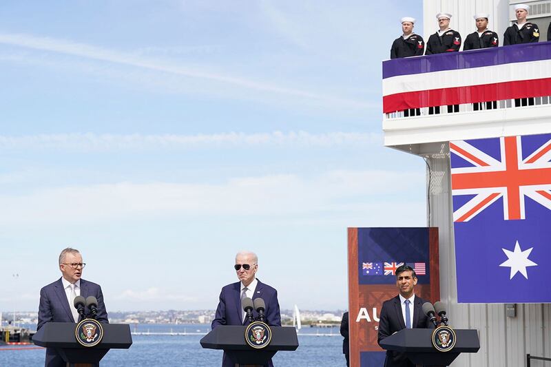 2023年3月13日,澳大利亚总理阿尔巴尼斯、美国总统拜登和英国首相苏纳克出席在加州圣迭戈的海军基地举行的仪式上公布了澳英美核动力潜艇合作协议。(美联社)