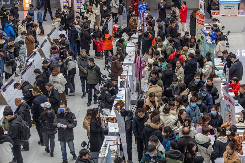 2024年2月19日,求职者在河南省郑州参加招聘会。(法新社)