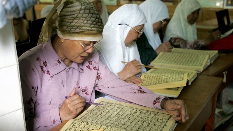 资料图片:中国回族少数民族的穆斯林在银川的一座清真寺内阅读《古兰经》。(路透社)