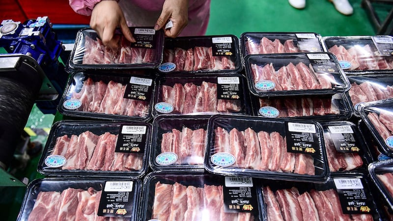 数个月前,在北京新发地农贸批发市场发生的新冠疫情,当局对病毒源头经过数个月的调查,最后也把调查结果指向境外疫情高发区的冷链进口食品。(法新社资料图片)