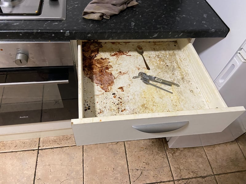 廚房抽屜亦凌亂不堪。（受訪者提供）