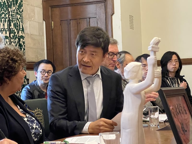 前八九学运领袖周锋锁在接受本台采访时表示,这是35年来全球首个在国家议会举行的六四文物展览和研讨会,意义重大。 (文在山摄)