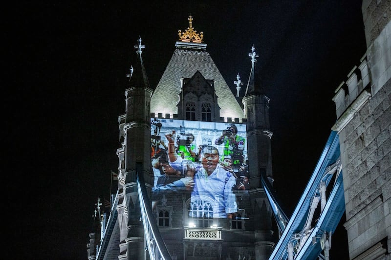 英國倫敦地標「塔橋」（Tower Bridge）被打上壹傳媒創辦人黎智英的「身影」。（Mark Clifford Twitter 圖片）
