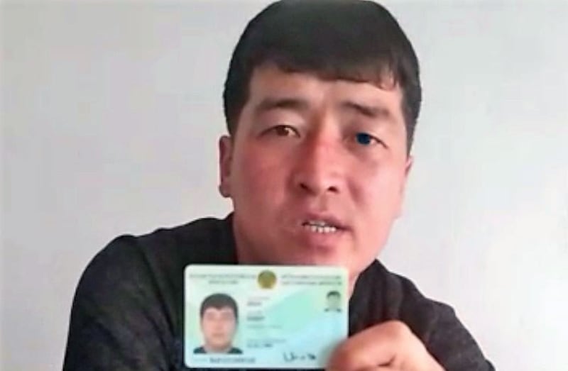 哈勒木.也尔肯的哥哥展示被囚再教育营弟弟的照片。(视频截图)