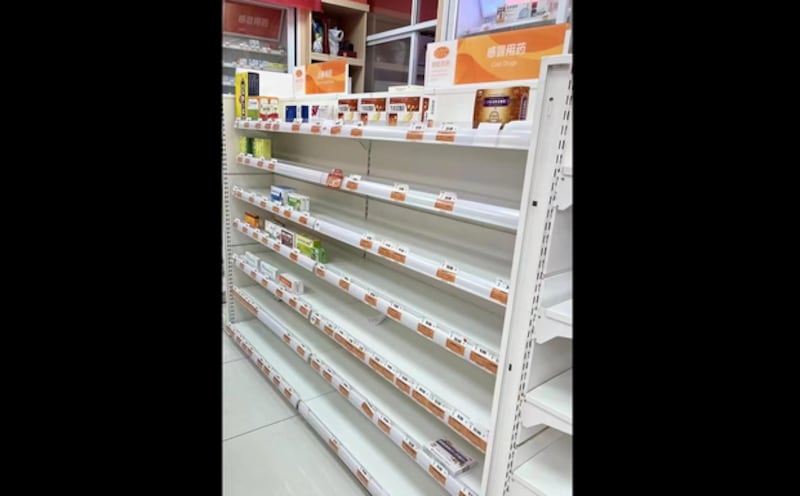 北京一家药房货架上的感冒药被抢购一空(网民提供)