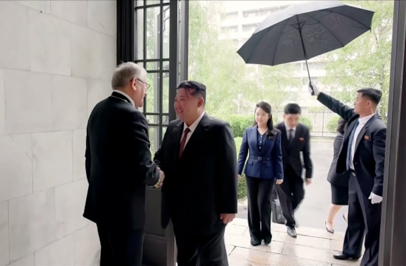 김정은 총비서와 김주애가 주북 러시아 대사관을 방문하는 모습.