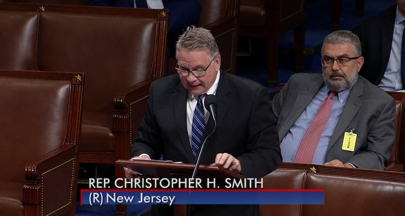 《香港人权与民主法案》主要提案人之一、共和党众议员史密斯(Chris Smith)在发言。(视频截图)