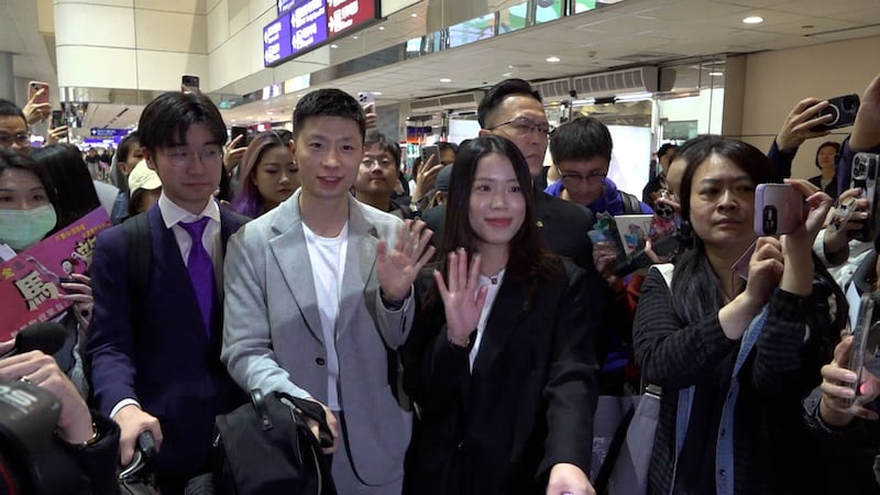 奧運乒乓球6金得主馬龍(左三)及奧運射擊金牌楊倩(左四)與交流團來台訪問。(自由亞洲電台普通話組 唐正攝)