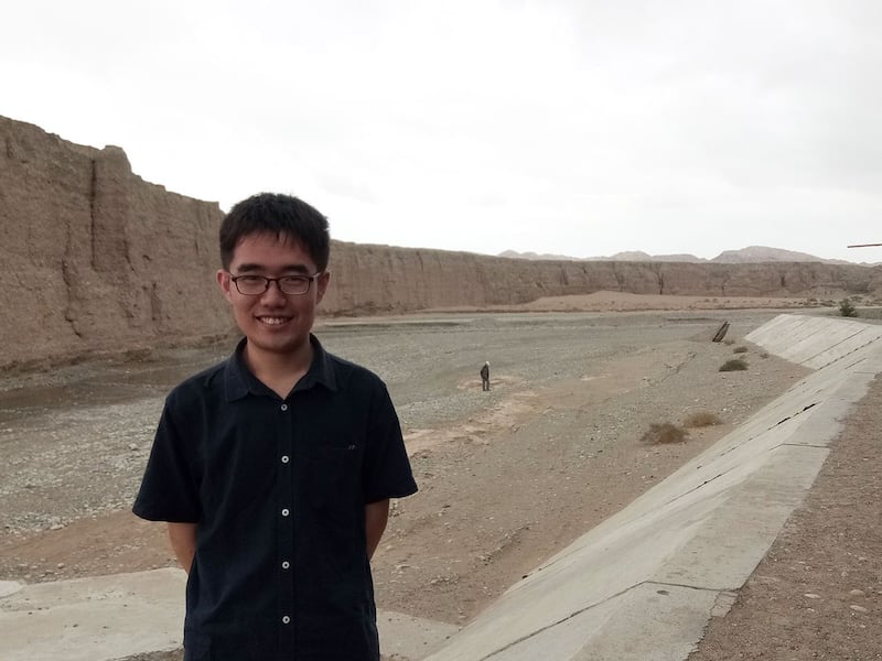 2022年白纸运动期间,在上海乌鲁木齐中路参与过抗议的青年黄意诚。(图/黄意诚提供)