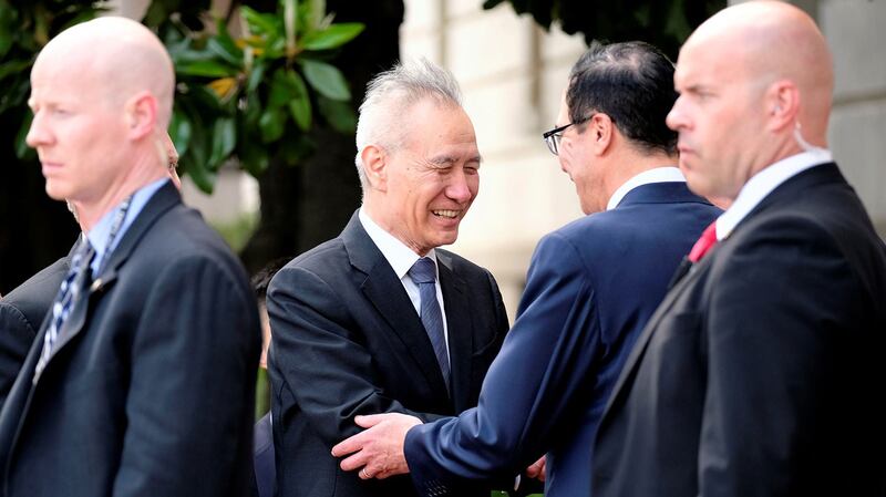 2019年5月9日,美国贸易代表办公室外,中国副总理刘鹤与美国财政部长姆努钦握手。(路透社)