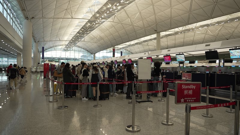 香港航空所在的C區是較多人排隊,但都是日韓台等地的 Checkin 櫃位。(衛斯攝)