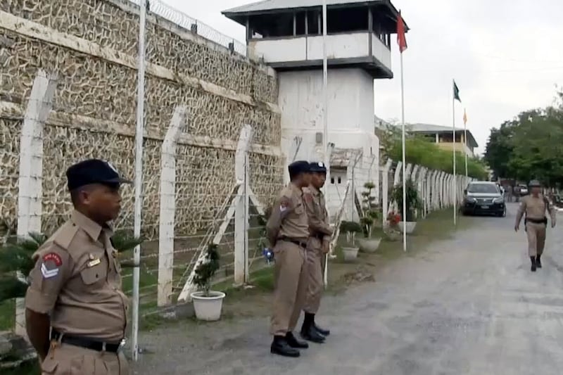 မန္တလေးမြို့ အိုးဘိုအကျဉ်းထောင်ရှေ့တွင် စောင့်ကြပ်နေသည့် ထောင်ဝန်ထမ်းများအား ၂၀၂၂ ခုနှစ် ဧပြီလ ၁၇ ရက်နေ့က တွေ့ရစဉ်။ (Photo: RFA)