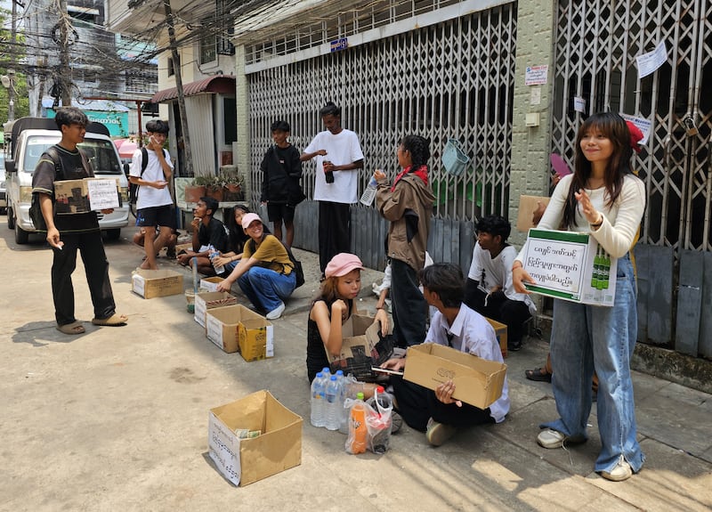 ပရဟိတလူငယ်အဖွဲ့များ ရန်ကုန်မြို့တွင် ငလျင်ဘေးအတွက် ဧပြီလ ၈ ရက်က အလှူငွေကောက်ခံစဉ်။(RFA)