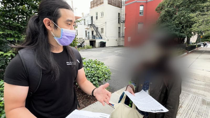 台灣途人指大家都有密切關注香港事態，並對義工表示支持。（江穎攝）