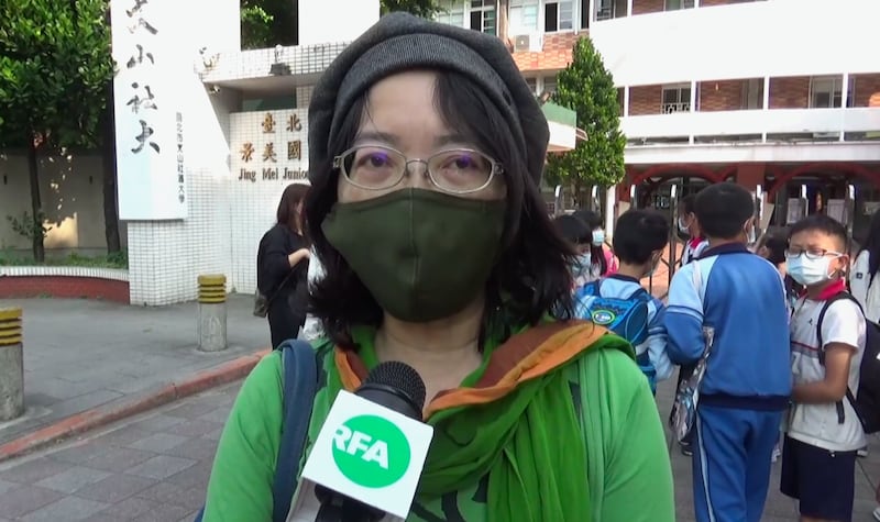 台北文山社区大学校长郑秀娟声援李明哲。(记者夏小华摄)