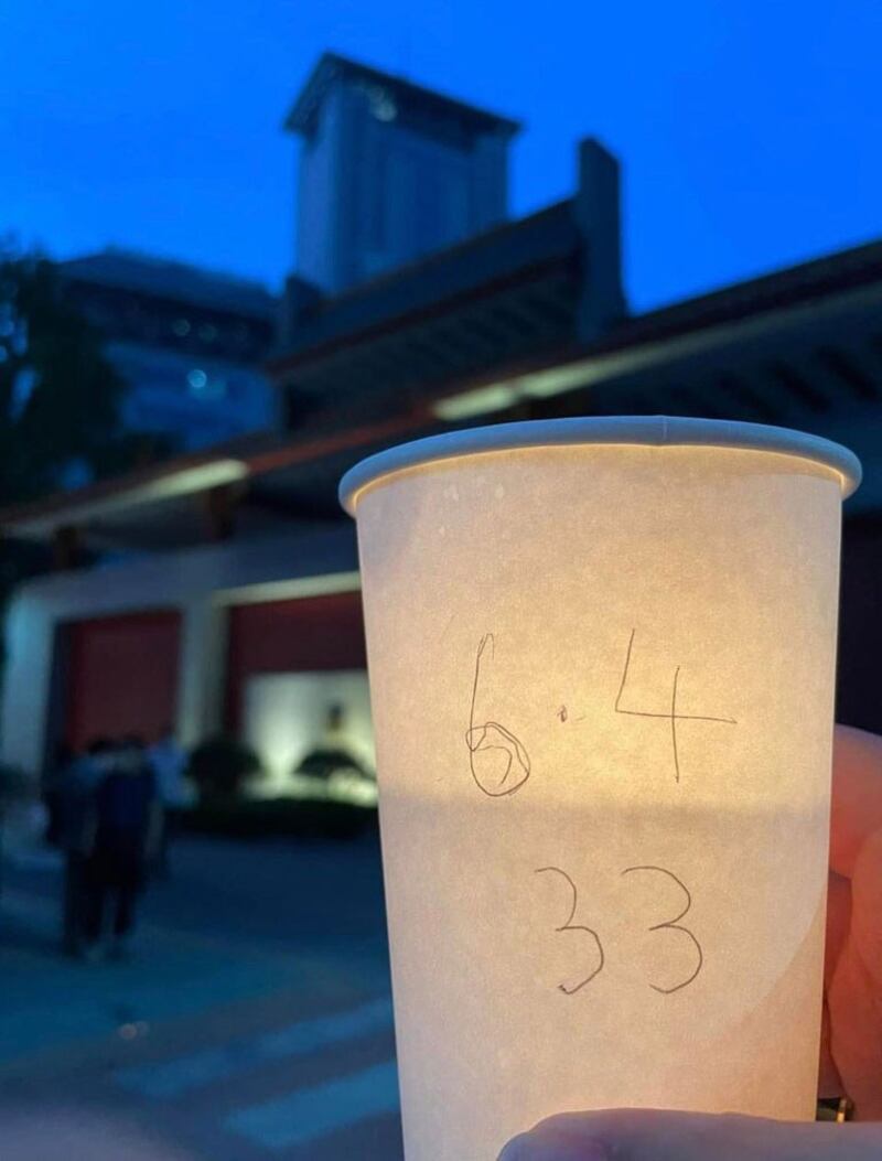 在邹幸彤被捕后,罗贤斐在六四33周年到中国驻韩大使馆外点起烛光。(受访者提供)