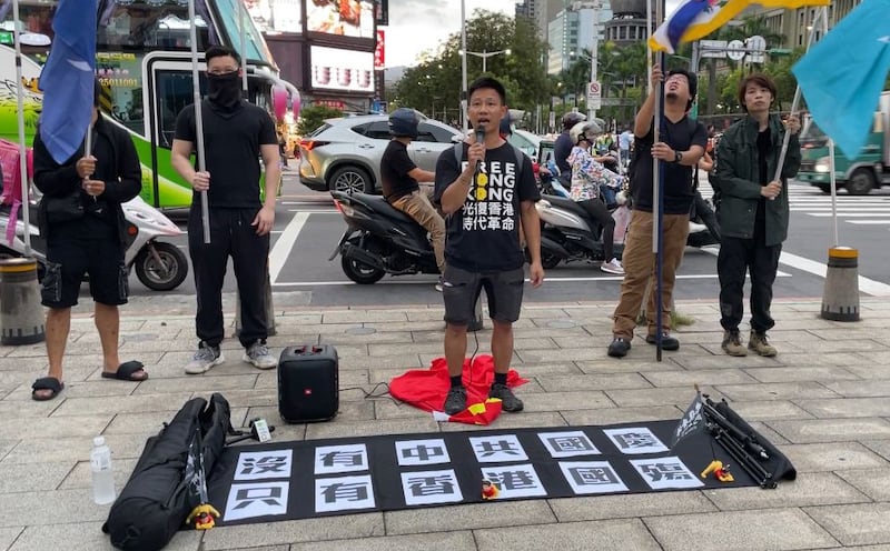 在台北发起反中国国庆活动的港人赴汤对本台表示,事发之后一天,台湾警方已做了笔录。因事件中没有财物损失和人员受伤,难以追究破坏者的法律责任。(陈子非摄)