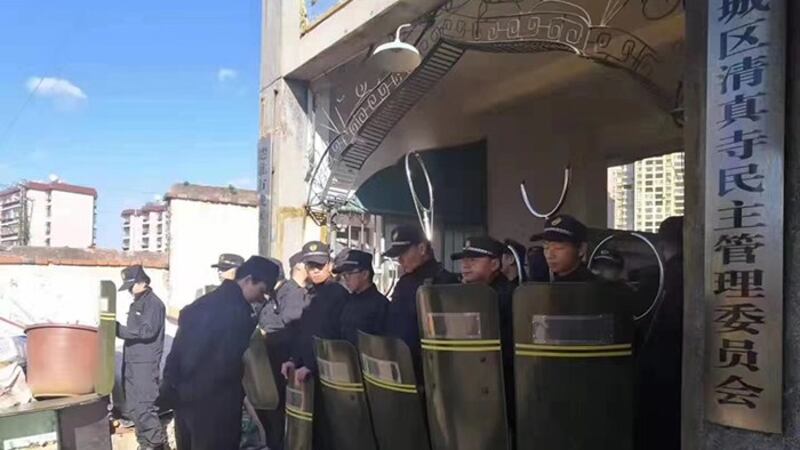 云南楚雄城区清真寺前的公安和城管(尔家砚提供)